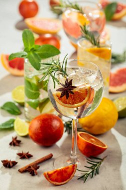 Beyaz mermer bir masada turunçgil ile yaz kokteyllerini tazeliyorum. Buzlu, biberiyeli ve naneli. Önplana odaklan.