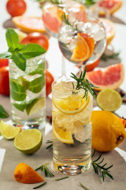 Beyaz mermer bir masada turunçgil ile yaz kokteyllerini tazeliyorum. Buzlu, biberiyeli ve naneli. Önplana odaklan.