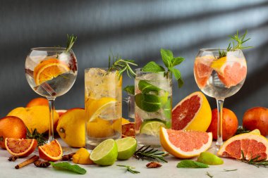 Beyaz mermer bir masada malzemelerle yaz içeceklerini tazeliyorum. Limonlu çeşitli kokteyller..