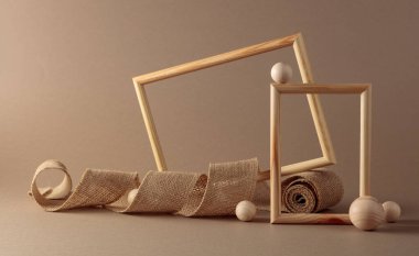 Ahşap çerçeveler ve bej arka planda çuval bezi kurdelesi. Doğal organik ürün, marka kimliği ve ambalaj için arka plan. Boşluğu kopyala.