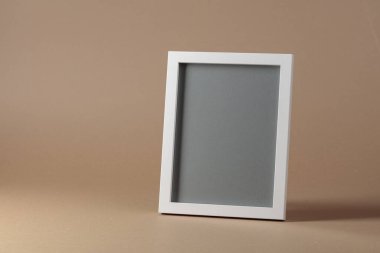 Bej arkaplanda boş resim çerçevesi. Görüntüyü çerçeveye yerleştir. Boşluğu kopyala.