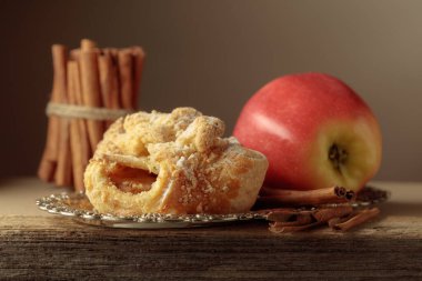 Eski ahşap masada elma ve tarçınlı Viyana turtası. Boşluğu kopyala.