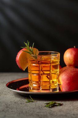 Elma suyu ve taze elmalar eski bir mutfak masasında. Boşluğu kopyala.