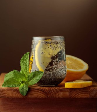 Chia tohumu, limon ve naneli diyet vegan kokteyli. Detoks diyeti ve kilo verme konsepti. Yaz partisi ve sağlıklı yaşam tarzı reklamı.