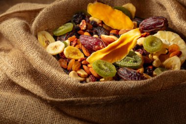 Çuval bezinde kurutulmuş tropik meyve, fındık ve kuru üzüm..