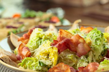 Izgara pastırmalı yeşil salata, sert peynir, domates ve kızarmış ekmek..