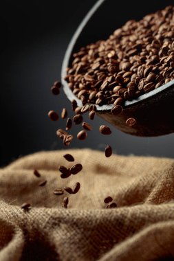 Taze kavrulmuş kahve çekirdekleri bir torbaya doldurulur. Boşluğu kopyala.