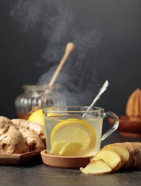 Siyah arka planda limonlu ve ballı zencefil çayı..