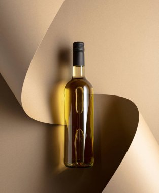 Bej arka planda bir şişe beyaz şarap. Üst Manzara. Boşluğu kopyala.