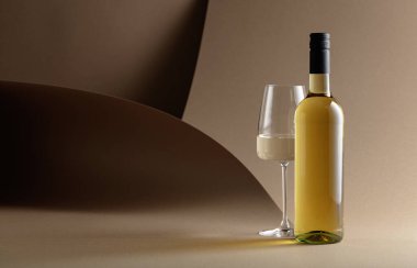 Bej arka planda bir şişe beyaz şarap..