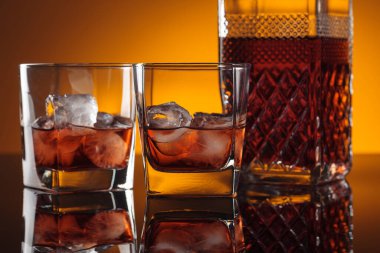 Siyah yansıtıcı arka planda buzlu viski.. 