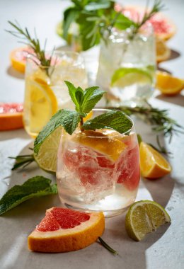 Yaz ferahlatıcı içecekler buz, narenciye ve nane şekeri beyaz mermer bir masada..