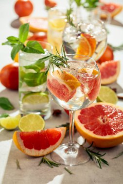 Beyaz mermer bir masada turunçgil ile yaz kokteyllerini tazeliyorum. Buzlu, biberiyeli ve naneli. Önplana odaklan.