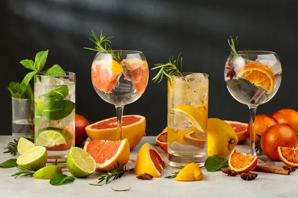 Beyaz mermer bir masada malzemelerle yaz içeceklerini tazeliyorum. Limonlu çeşitli kokteyller..