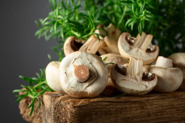 Eski tahta üzerinde biberiyeli beyaz şampiyonlar.