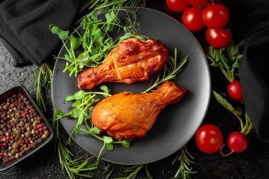 Sebzeli tavuk budu ve siyah mutfak masasında taze sebze. Üst görünüm.