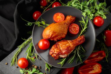 Sebzeli tavuk budu ve siyah mutfak masasında taze sebze. Üst görünüm.