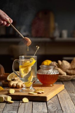 Eski ahşap bir masada limonlu ve ballı zencefil çayı. Boşluğu kopyala.