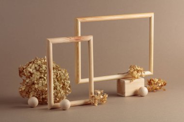 Ahşap çerçeveler ve bej arka planda kurutulmuş ortanca çiçekleri. Doğal ekolojik ürün, marka kimliği ve ambalaj için arka plan. Boşluğu kopyala.