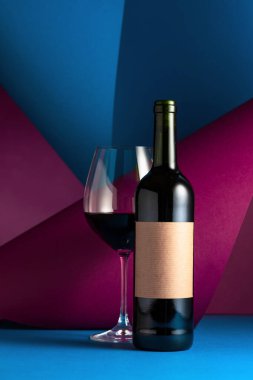 Şişe ve bir bardak kırmızı şarap. Eski boş bir şişede. Metnin için boşluk kopyala.