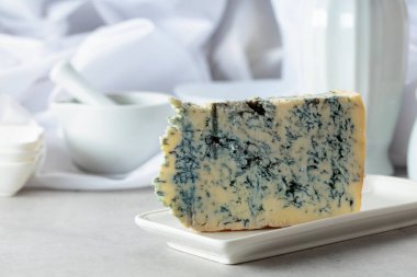 Beyaz taş bir masada Gorgonzola peyniri.