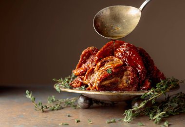 Kekik ve zeytinyağlı güneşte kurutulmuş domatesler. Boşluğu kopyala.