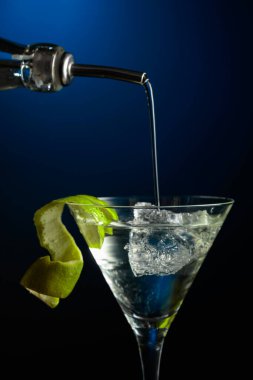 Votka ya da cin buzlu bir bardağa doldurulur. Limon kabuğuyla süslenmiş kokteyl..