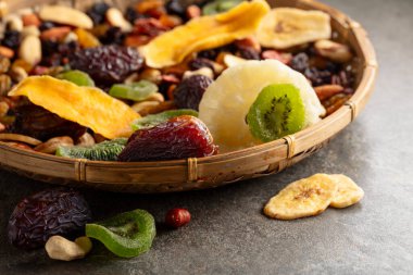 Kurumuş tropikal meyveler, çeşitli fındıklar ve kuru üzümler..