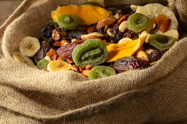Çuval bezinde kurutulmuş tropik meyve, fındık ve kuru üzüm..