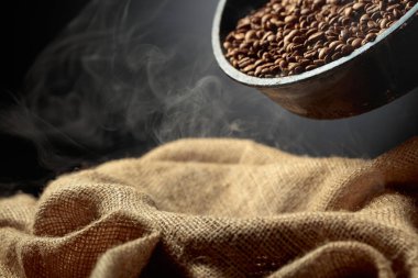 Taze kavrulmuş kahve çekirdekleri bir torbaya doldurulur. Boşluğu kopyala.