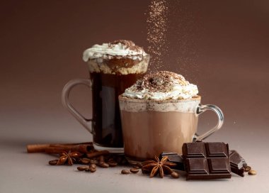 Çikolata kırıntıları serpiştirilmiş kremalı sıcak çikolata ve kahve. Malzemeli sıcak bayram içecekleri..