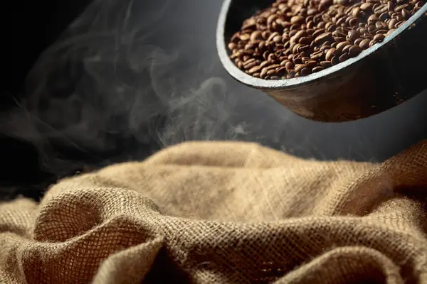 Taze kavrulmuş kahve çekirdekleri bir torbaya doldurulur. Boşluğu kopyala.