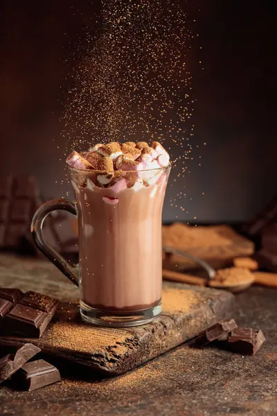 Kakao tozu serpiştirilmiş kremalı sıcak çikolata içeceği. Bir kupa sıcak çikolata, kırık çikolata ve kakao tozu. Boşluğu kopyala.