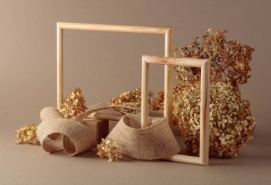 Ahşap çerçeveler, çuval bezi kurdelesi ve bej arka planda kurumuş ortanca çiçekleri. Doğal organik ürün, marka kimliği ve ambalaj için arka plan. Boşluğu kopyala.