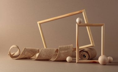 Ahşap çerçeveler ve bej arka planda çuval bezi kurdelesi. Doğal organik ürün, marka kimliği ve ambalaj için arka plan. Boşluğu kopyala.