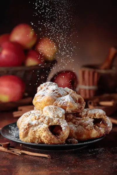 Elma ve tarçınlı ev yapımı mini elmalı turtalar. Üzerine pudra şekeri serpiştirilmiş taze pişmiş yiyecekler. Viyana pastası.