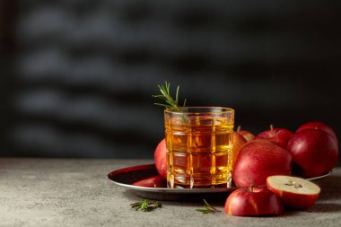 Elma suyu ve taze elmalar eski bir mutfak masasında. Boşluğu kopyala.