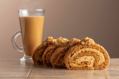 Ceviz ve tereyağlı krema: Geleneksel bir Doğu hamur işi. Cevizli tatlı ve bej arka planda kahve. Kahverengi şeker, ceviz ve kremalı kek. Boşluğu kopyala.