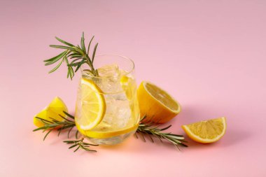 Buzlu, limonlu ve biberiyeli yaz ferahlatıcı içecek. Kopya alanı ile pembe arkaplan.