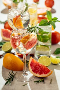 Beyaz mermer bir masada turunçgil ile yaz kokteyllerini tazeliyorum. Buzlu, biberiyeli ve naneli. Önplana odaklan.