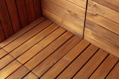 Masa ve duvarlar kahverengi tahta çıtçıtlardan yapılmış. Doğal ahşap arka plan. Masa merkezine odaklan. Ürününüzü masaya koyun. Boşluğu kopyala.