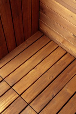 Masa ve duvarlar kahverengi tahta çıtçıtlardan yapılmış. Doğal ahşap arka plan. Masa merkezine odaklan. Ürününüzü masaya koyun. Boşluğu kopyala.