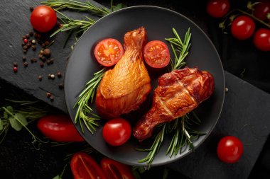 Sebzeli tavuk budu ve siyah mutfak masasında taze sebzeler..