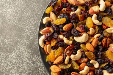 Kırsal bir arka planda kurutulmuş fındık ve kuru üzüm karışımı. Üst Manzara. Boşluğu kopyala.