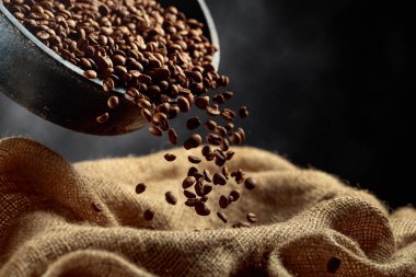 Taze kavrulmuş kahve çekirdekleri bir torbaya doldurulur. Boşluğu kopyala.