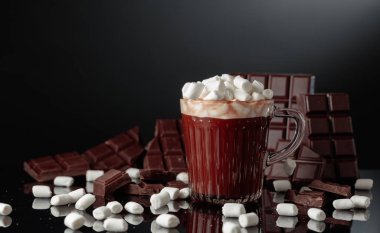 Cam bardakta mini marşmelovlu sıcak çikolata. Kırık bir arka planda acı çikolata.