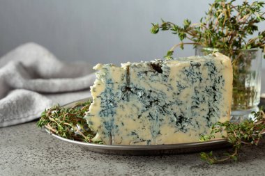 Gorgonzola ve kekik gri bir taş masada. Boşluğu kopyala.