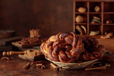 Tarçın ve şekerli ev yapımı krakerler; İsveç, Norveç, Danimarka ve Estonya 'da popüler geleneksel İskandinav pastası.