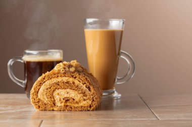 Ceviz ve tereyağlı krema: Geleneksel bir Doğu hamur işi. Cevizli tatlı ve bej arka planda kahve. Kahverengi şeker, ceviz ve kremalı kek. Boşluğu kopyala.