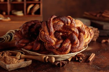 Tarçın ve şekerli ev yapımı krakerler; İsveç, Norveç, Danimarka ve Estonya 'da popüler geleneksel İskandinav pastası.